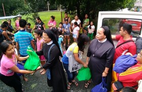 Nuns distribute relief goods to families displaced by flooding in Quezon City, August 13, 2018. PHOTO FROM FR. BERTO KARMELO 